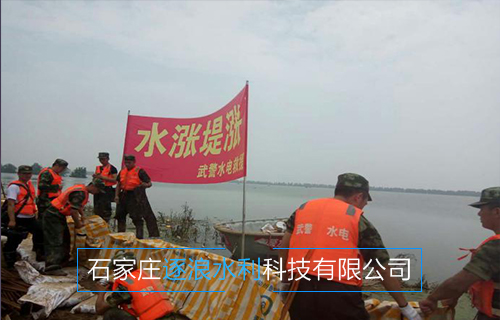 河北沿海地區(qū)，現場為堵水墻建設工作進行中